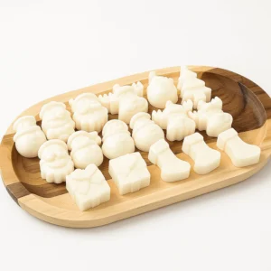 fcf57307-2d2b-47be-9241-cf3862fd1741 Kerstfiguren Waxmelts in de vorm van kerstbomen, cadeautjes en sneeuwpoppen op houten schaal – Scentulp